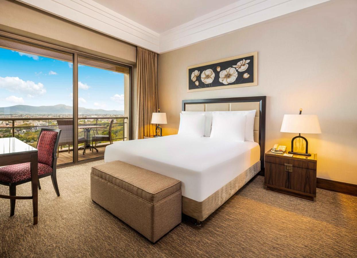 ホテル Bb チェリキ パレス ブルサ エクステリア 写真 A bedroom at the Hilton Istanbul Bosphorus